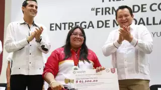 Gilda Cota Vera recibió el Premio Estatal del Deporte y el Mérito Deportivo Yucateco 2024 de manos del Gobernador Joaquín Díaz Mena y Rommel Pacheco