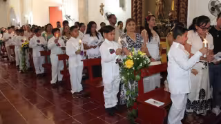 Niños y jóvenes recibieron el cuerpo y la sangre de Cristo.