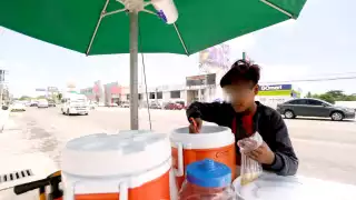 Niños chiapanecos explotados en Cancún: vendían pozol bajo el sol por 100 pesos al día