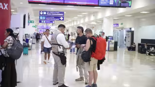 En las terminales del Aeropuerto Internacional de Cancún hay módulos y equipos para realizar la contribución; algunos vacacionistas la consideraron injusta