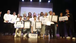 Los ganadores del Premio Estatal de la Juventud  también recibieron un estímulo económico