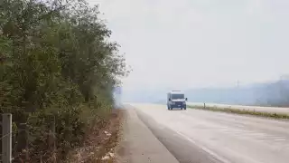 Los incendios continúan activos en las carreteras cercanas a Mérida