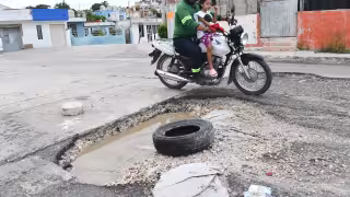 Ciudadanos se las ingenian para evadir los baches