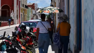 Se esperan temperaturas calurosas de día y cálidas de noche, con máximas de 35°C a 39°C y mínimas de 23°C a 27°C.