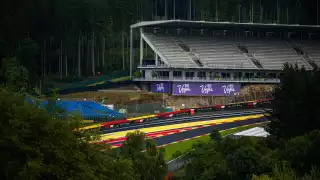 Eau Rouge es una de las curvas más emblemáticas del circuito y de toda la Fórmula 1.