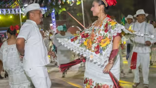 Jaraneros y mestizas se dan cita en la plaza principal para participar en la vaquería y festejar a su patrona