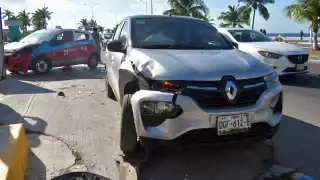 Daños de regular cuantía y dos personas heridas en un accidente vial en el malecón