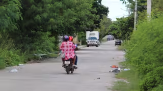 Acumulación de residuos y maleza afectan el paso en la calle 31 de la colonia Lázaro Cárdenas.