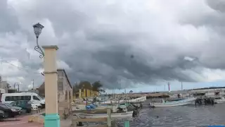 Hombres de mar deben mantenerse atentos a los informes del clima para poder salir a trabajar