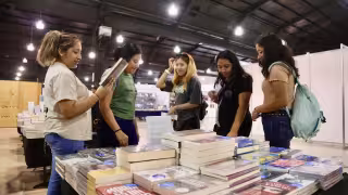 En el primer póster compartido de este evento cultural destacan elementos naturales de ambas penínsulas