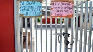 Padres bloquean entrada y exigen rendición de cuentas