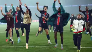 Los jugadores del PSG celebraron con su afición el pase a la final.