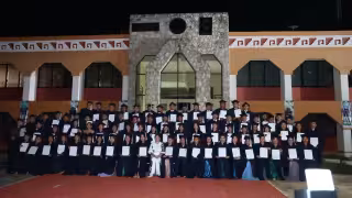 Los recién graduados lucieron sus diplomas en las fotografías de generación.