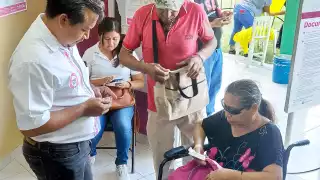 Es un requisito fundamental presentar la credencial de elector al presidente de la mesa.