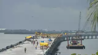 Los trabajadores aseguran que el puente estará listo en tiempo y forma.