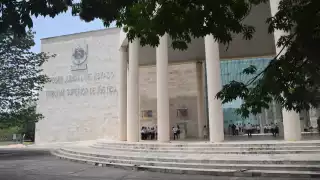 Resuelve que 6 magistrados designados por la administración pasada ejerzan el cargo hasta el 2036