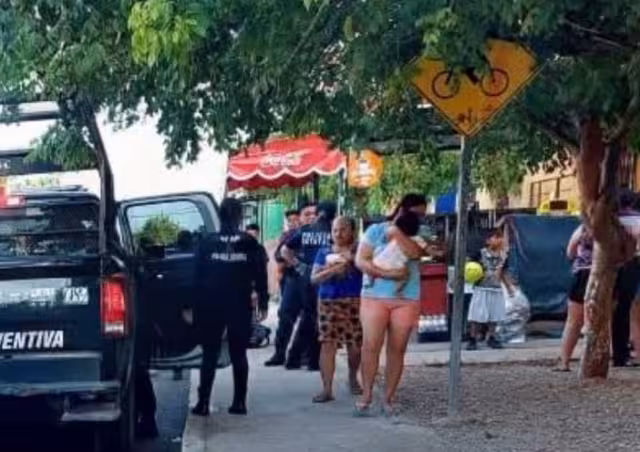 Los vecinos se percataron de la situación y resguardaron al menor de edad.