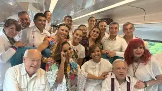 Gobernadores acompañan a AMLO  en el recorrido inaugural de los nuevos vagones del Tren Maya
