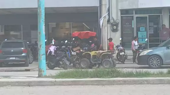 Ahora los franeleros utilizan a menores de edad para pedir dinero.