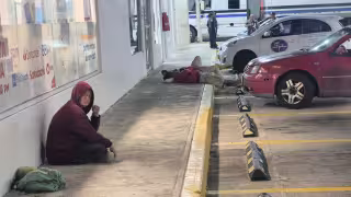 Mujer extranjera causa disturbios en tienda y gasolinera de ciudad del Carmen