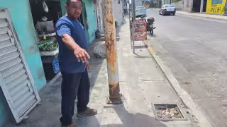 Postes podridos son un riesgo para miles de familias en cuatro colonias de la capital
