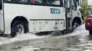 Automovilistas temían pasar en las zonas inundadas ante el temor de caer en posibles baches