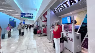 Los paseantes encuentran módulos de cobro sin información visible sobre la diferencia en la tarifa, principalmente en la Terminal 2