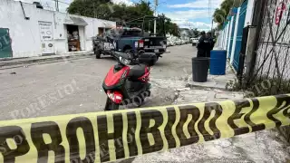 Vecinos tras oír las detonaciones, salieron para ver lo sucedidos encontrando al joven en el suelo