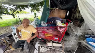 En ausencia de su familia, los vecinos se han convertido en quienes lo alimentan, lo cuidan y lo acompañan