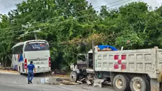 Además de las unidades dañadas, un poste de electricidad fue casi derribado