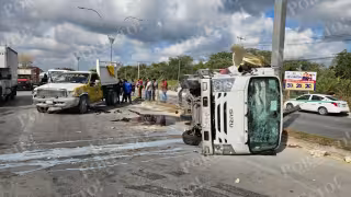 Varios trabajadores que se encontraban cerca del lugar, auxiliaron a los dos ocupantes del camión volcado