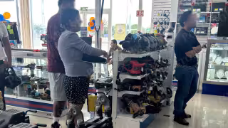 La presión laboral coincide con más de 30 mil personas sin ocupación y unas 450 mil en la informalidad, según reportes del Inegi; empleados turísticos acumulan jornadas sin sueldo y obreros de la construcción recurren a sus equipos para conseguir ingresos