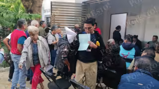 Desde las primeras horas de la mañana, jóvenes y adultos mayores se forman con esperanza de realizar el trámite.