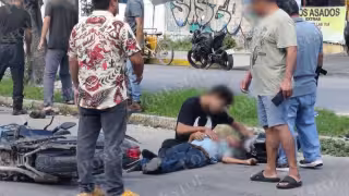 Paramédicos atendieron a los dos lesionados tras el choque