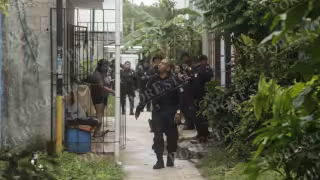 Elementos de la Policía Municipal acordonaron el pasillo donde se ubica en la escena del crimen