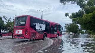 El transporte público circula con retrasos y a baja velocidad en zonas afectadas por las lluvias