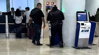 Personal de Migración en el aeropuerto de Cancún informó que apoyará a los repatriados para obtener una identificación provisional y trasladarse vía aérea a su destino
