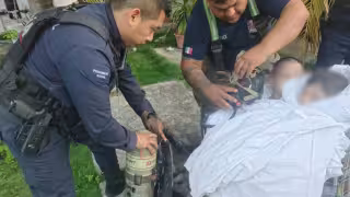 Tres menores quedaron atrapados en las habitaciones del segundo nivel durante el incendio, pero fueron rescatados con ayuda de vecinos y policías municipales
