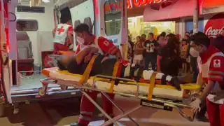 Paramédicos inmovilizaron la pierna del lesionado, quien presentaba una fractura expuesta