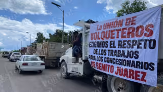 Los concesionarios solicitan 120 mil pesos mensuales por unidad, con diésel y operador, mientras que la propuesta federal habría aumentado de 95 mil a 100 mil pesos por 200 horas de trabajo