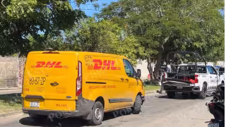 Durante el despliegue, una camioneta de mensajería DHL chocó contra la parte posterior de otro vehículo