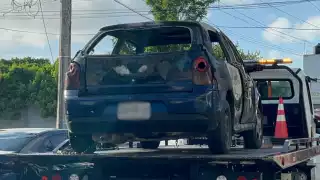 Un testigo informó que vio a un hombre conducir el vehículo, tras estacionarse y bajar, otros llegaron y juntos iniciaron el incendio antes de darse a la fuga