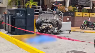 El conductor del automóvil fue auxiliado por paramédicos de la Cruz Roja y trasladado a un hospital