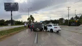 Carambola entre cinco vehículos causa caos vial en el Blvd Colosio de Cancún