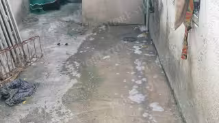 Hasta ocho viviendas comparten un mismo drenaje, lo que provoca el colapso de la tubería y el brote de aguas negras y agua jabonosa dentro de sus casas