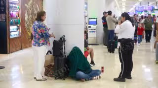“Nos tocó suelo”, dijeron visitantes nacionales cuyo vuelo se retrasó unas horas y no encontraron espacios para sentarse