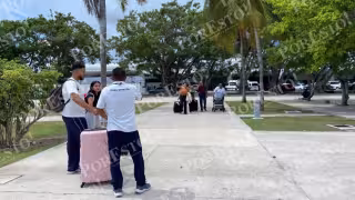 Un operador de transporte pirata se comunicaba por radio para advertir a otros compañeros de la intención de los turistas de abordar servicios de transporte contratados por medio de plataformas