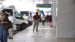 De acuerdo con la afectada, tuvo que contratar otro servicio de taxi para no perder su vuelo, por lo que reclamó a la compañía el reembolso de 141.53 dólares