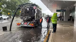 Trabajadores realizan labores para liberar coladeras y permitir que el agua acumulada por las lluvias pueda drenarse