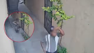 Uno de los presuntos responsables fue captado en video cuando huía entre los pasillos de los domicilios